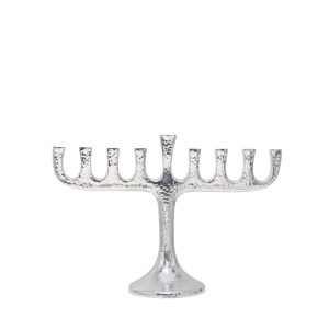 חנוכייה קדמונית בצבע כסף, עם טקסטורה מרוקעת
