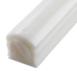 בית מזוזה מפלסטיק לבן עם ש אשורית כסופה - מתאים לכל קלף עד 15 ס”מ