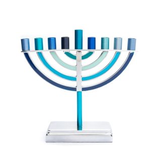 חנוכייה קלאסית קטנה בעיצוב מודרני עם גוונים כחולים