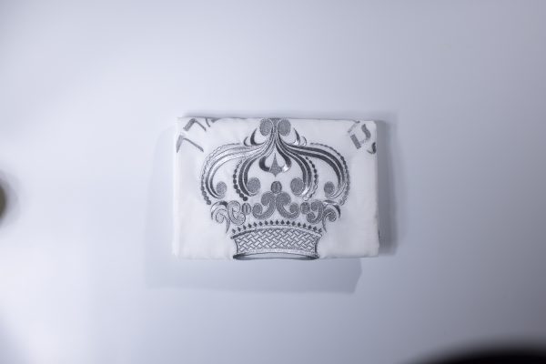 ⁦טלית אקרילן מעוטרת ברקמת כתר בצבע כסף – דגם ‘כתר מלוכה’⁩ – תמונה ⁦4⁩