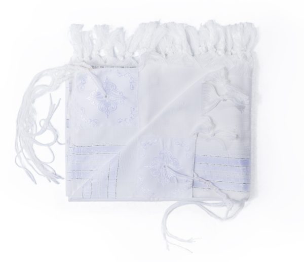 טלית אקרילן איכותית עם פסים כסופים ועטרה בעיצוב יוקרתי