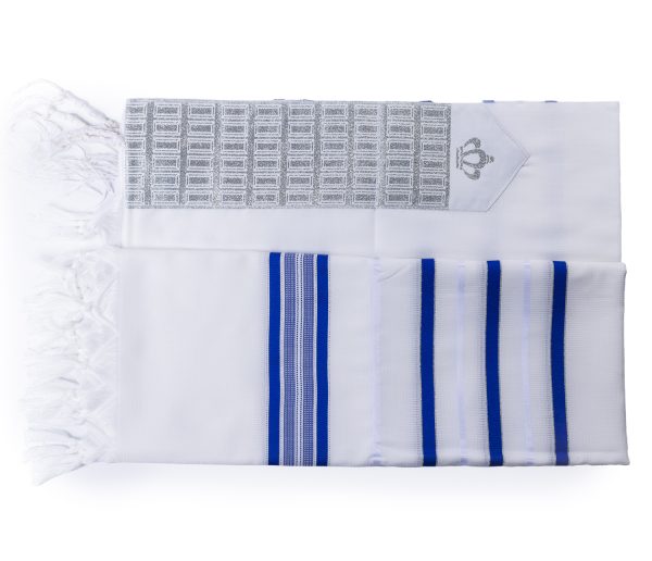 טלית אקרילן איכותית עם פסים כחולים ועטרה בעיצוב יוקרתי