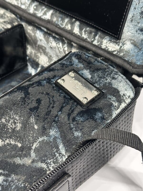 ⁦תיק לטלית ותפילין מעור אמיתי שתי וערב חיצוני ומבפנים בד יוקרתי בגווני כחול⁩ – תמונה ⁦6⁩