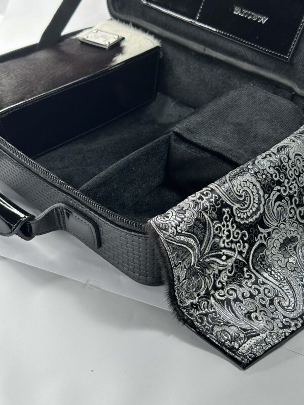 ⁦תיק לטלית ותפילין מעור אמיתי שתי וערב חיצוני עם כיסים עטורי פרווה⁩ – תמונה ⁦8⁩