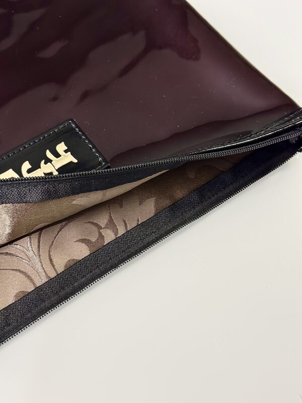 ⁦נרתיק לטלית ותפילין מעור אמיתי בצבע בורדו עם גימור לכה מבריקה⁩ – תמונה ⁦2⁩