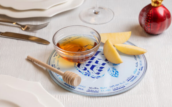 ⁦כלי לדבש לראש השנה - מעוטר בברכות ואיחולים בגוונים כחולים⁩ – תמונה ⁦3⁩