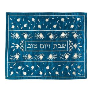 כיסוי חלה לשבת עם רקמת רימונים בצבעי כסף על כחול