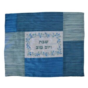כיסוי חלה לשבת משולב בבדים ורקמות שונות בגווני כחול