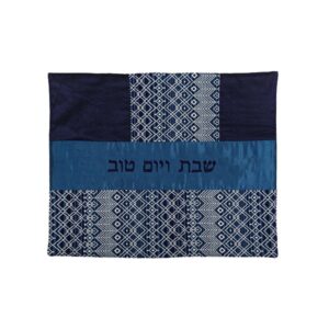 כיסוי חלה לשבת עם רקמה ומסגרת קולאז' כחולה וטקסטורה גיאומטרית