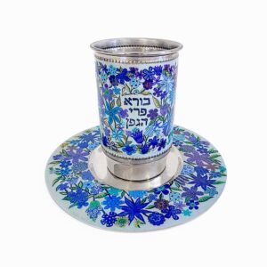 כוס קידוש ממתכת מעוטרת פרחים כחולים