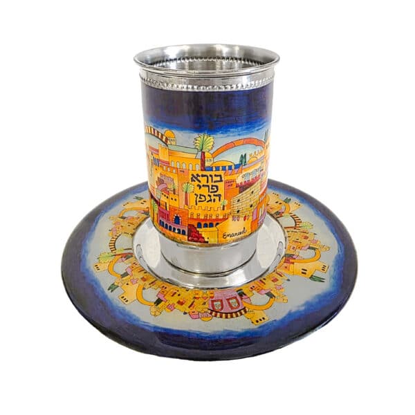 כוס קידוש ממתכת מעוטרת איורים של ירושלים