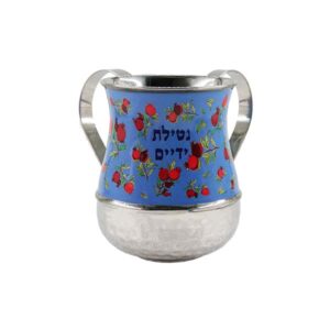 נטלה ממתכת עם רימונים על רקע כחול