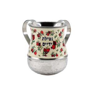 נטלה ממתכת עם רימונים על רקע לבן