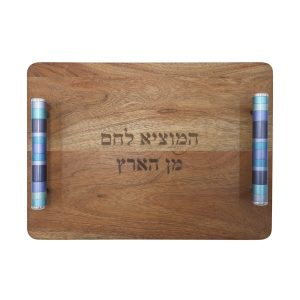 מגש לחלות שבת מעץ טבעי עם ידיות מתכת בגוונים כחולים