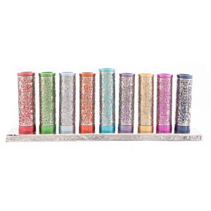 חנוכייה מגלילי מתכת צבעוניים עטופים מגזרות מתכת רימונים