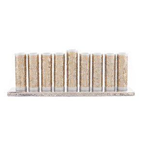 חנוכייה מגלילי מתכת כסופים עטופים מגזרות מתכת רימונים בצבע נחושת