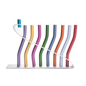 חנוכייה ייחודית עם קנים צבעוניים