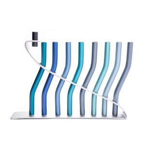 חנוכייה ייחודית עם קנים כחולים