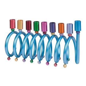 חנוכייה בצורת ספירלה עם קנים צבעוניים