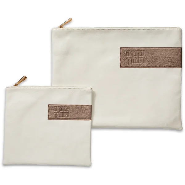 תיק לטלית ותפילין דמוי עור לבן עם פס בצבע ברונזה עליו הטבעה של 'יברכך'