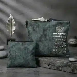 תיק לטלית ותפילין דמוי עור בגוון אפור-ירקרק עמוק בעיטור כסף בולט