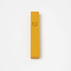 בית מזוזה אדריכלי מבטון – דגם דביר, סדרת "אורות" בצבע צהוב חרדל – מתאים לקלף עד 12 ס"מ