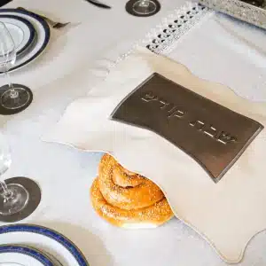 כיסוי חלה פרימיום מעור אמיתי – דגם שבת קודש בגווני אבן וברונזה מטאלית