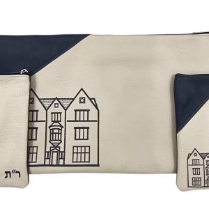 סט תיקי טלית ותפילין יוקרתי – רקמת מבנה ישיבת פוניבז' על רקע עור בהיר וכחול כהה