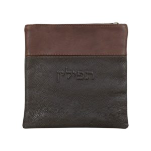 נרתיק תפילין יוקרתי – שילוב עור חום חלק עליון ועור חום כהה בטקסטורה עם הטבעת המילה "תפילין" במרכז