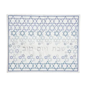 כיסוי חלה לשבת משולב בבדים ורקמות שונות בגווני כחול, תכלת וכסף על רקע שמנת, עם מסגרת, עיטורי מגיני דוד וכיתוב שבת ויום טוב