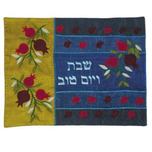 כיסוי חלה מעוצב – אפליקציות בשילובי בדים בדגם "רימונים בכחול וזהב זית"