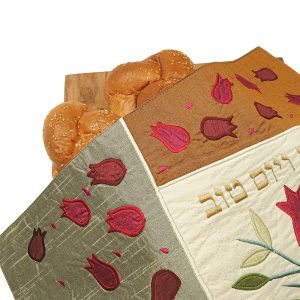 כיסוי חלה מעוצב – אפליקציות בשילובי בדים בדגם "ענף רימונים"
