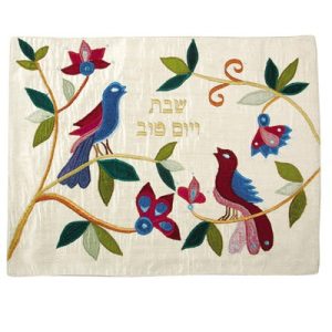 כיסוי חלה מעוצב – אפליקציות בשילובי בדים בדגם "ציפורים ופרחים על רקע שמנת"