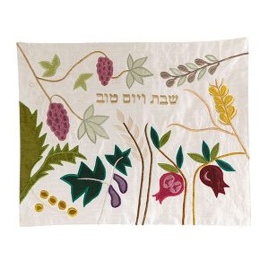 כיסוי חלה מעוצב – אפליקציות בשילובי בדים בדגם "שבעת המינים על רקע שמנת"
