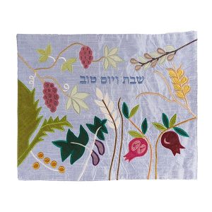 כיסוי חלה מעוצב – אפליקציות בשילובי בדים בדגם "שבעת המינים על רקע כחלכל"