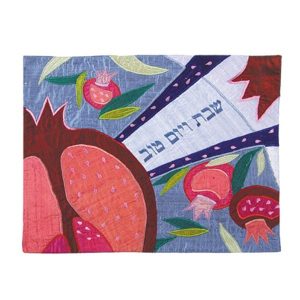 כיסוי חלה מעוצב – אפליקציות בשילובי בדים בדגם "רימון גדול בגווני כחול-תכלת ובורדו"