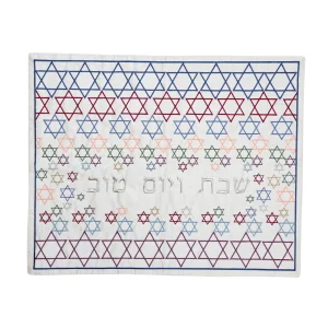 כיסוי חלה לשבת משולב בבדים ורקמות שונות בגוונים צבעוניים על רקע שמנת, עם עיטורי מגיני דוד וכיתוב שבת ויום טוב