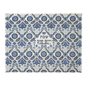 כיסוי חלה לשבת משולב בבדים ורקמות שונות בגווני כחול וכחול כהה על רקע שמנת, עם עיטורי פרחים ודוגמאות צמחיות וכיתוב שבת ויום טוב